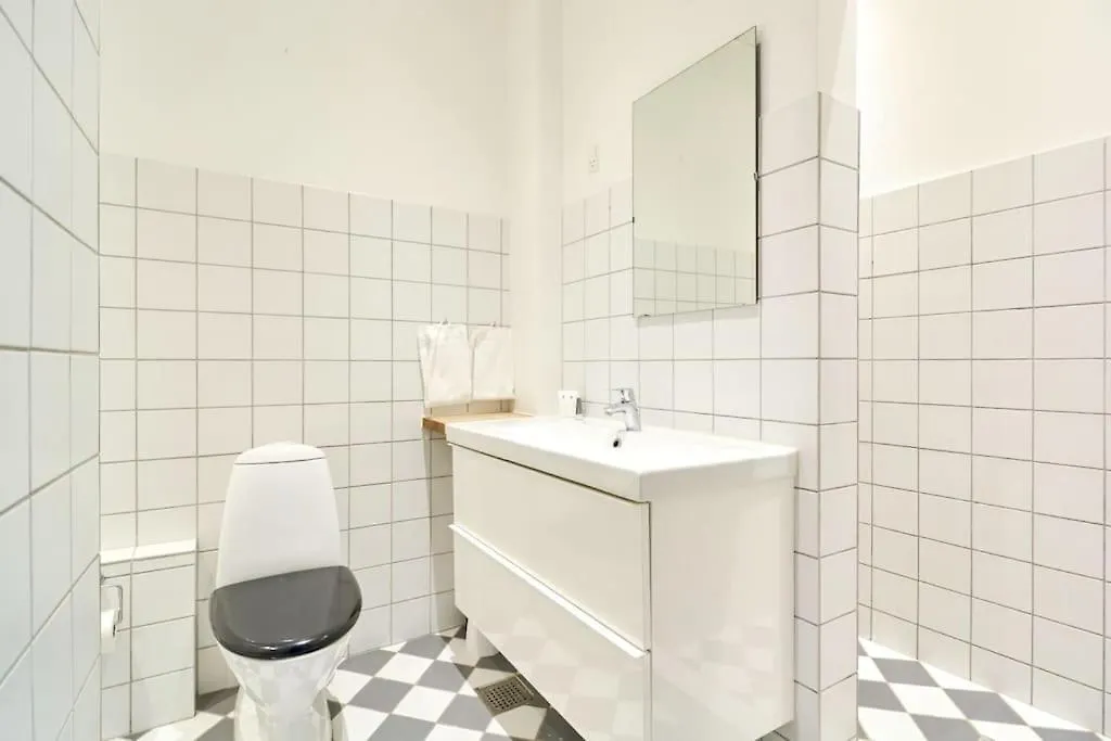 Apartment Moderen And Sleek 3Br With Bath By The Lakes And Metro Copenhagen