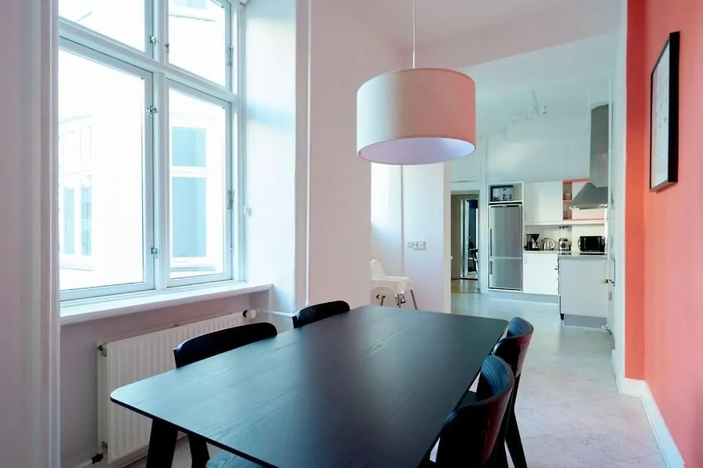 Apartment Moderen And Sleek 3Br With Bath By The Lakes And Metro Copenhagen